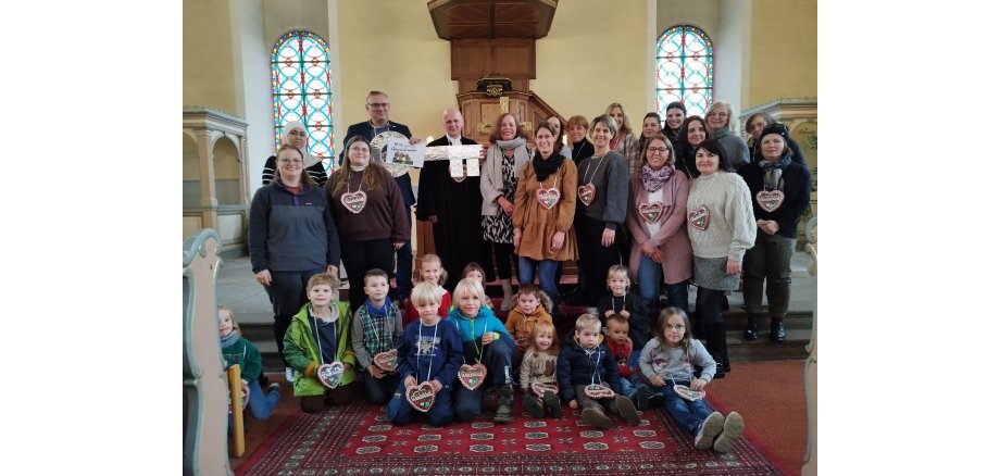 Gruppenfoto bei der Trägerübernahme in der Kirche in Obermoschel