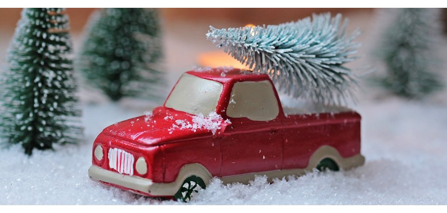 Roter Spielzeug-Weihnachtstruck mit Weihnachtsbaum. Symbolfoto von Pixabay